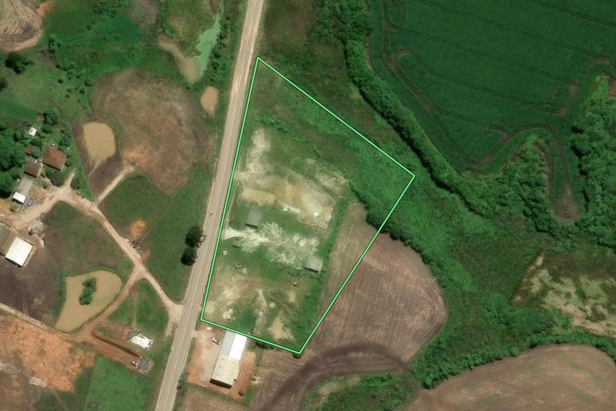 Imagem de satélite do imóvel rural em Castro (PR), com o contorno declarado no CAR desenhado por cima.