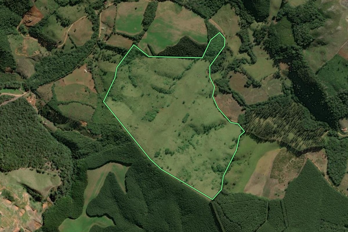 Imagem de satélite do imóvel rural em Castro (PR), com o contorno declarado no CAR desenhado por cima.