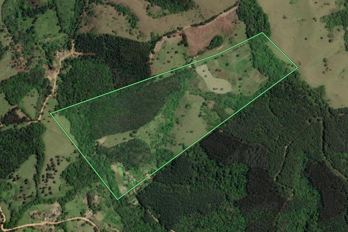 Imagem de satélite do imóvel rural em Castro (PR), com o contorno declarado no CAR desenhado por cima.