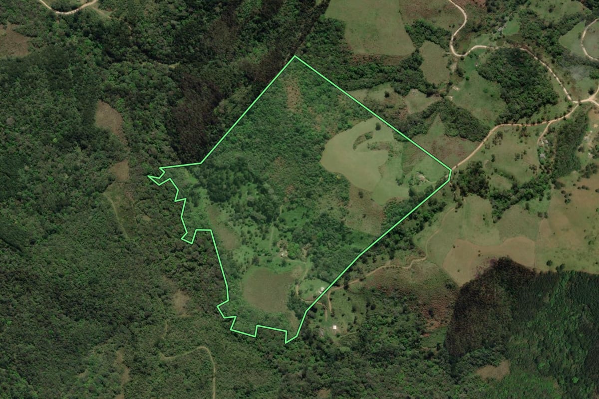 Imagem de satélite do imóvel rural em Castro (PR), com o contorno declarado no CAR desenhado por cima.