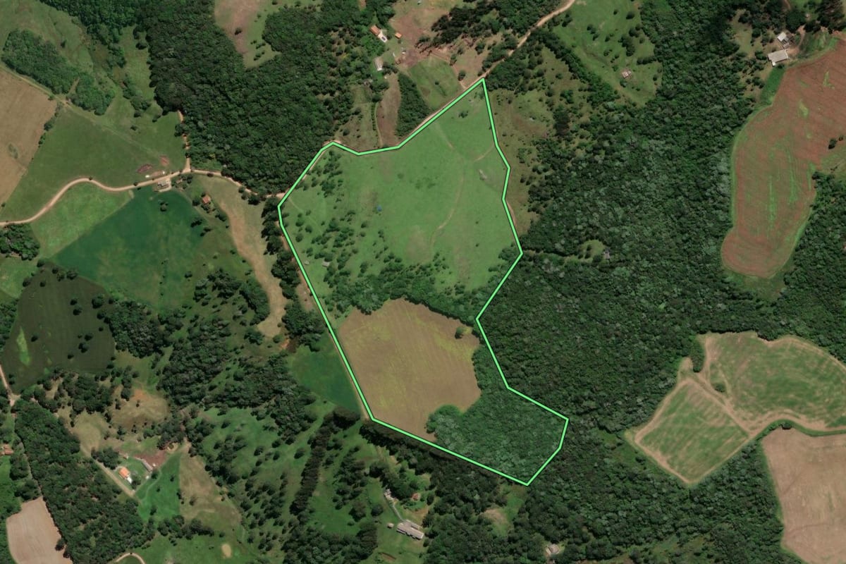 Imagem de satélite do imóvel rural em Castro (PR), com o contorno declarado no CAR desenhado por cima.