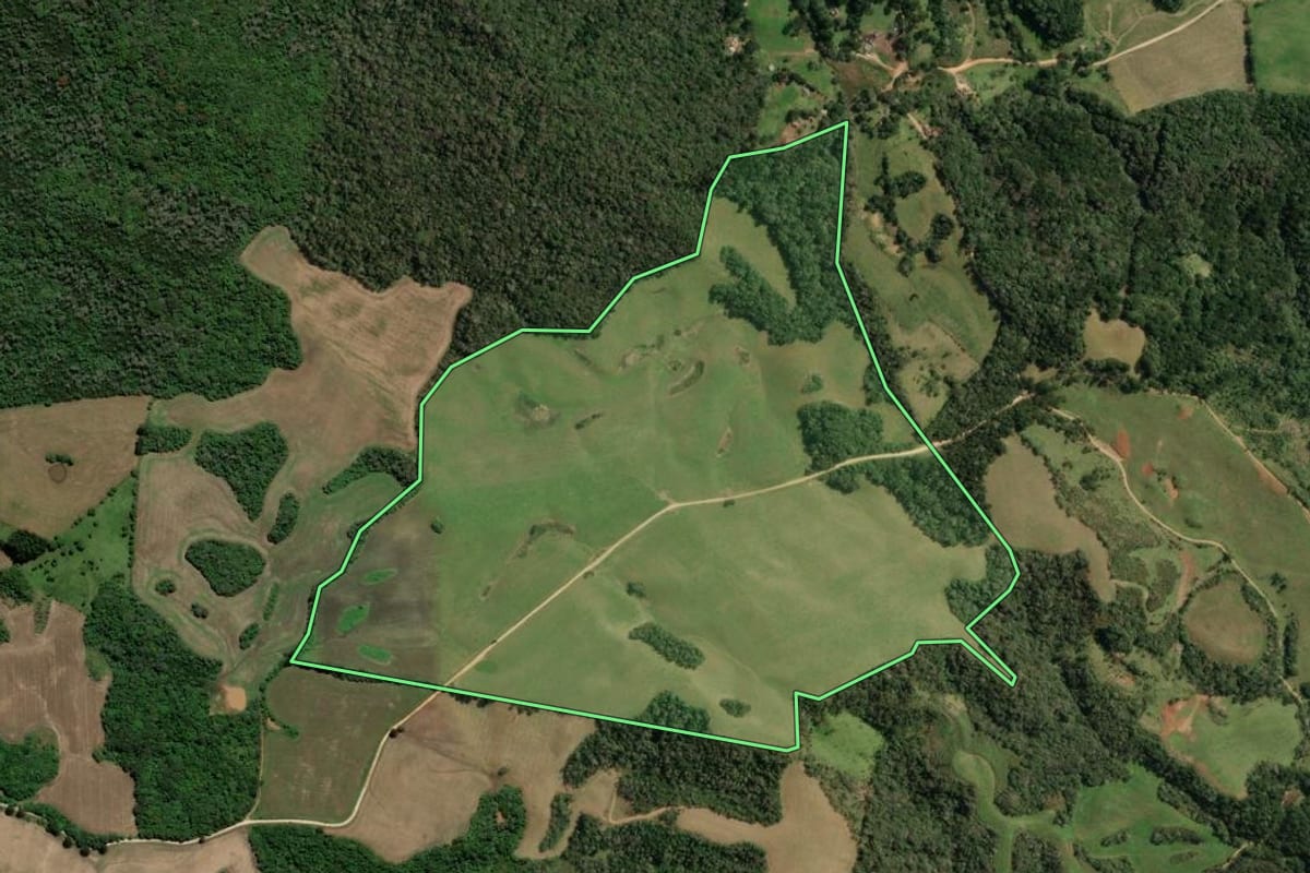 Imagem de satélite do imóvel rural em Castro (PR), com o contorno declarado no CAR desenhado por cima.