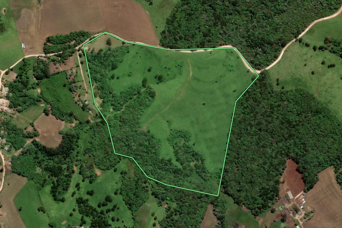 Imagem de satélite do imóvel rural em Castro (PR), com o contorno declarado no CAR desenhado por cima.