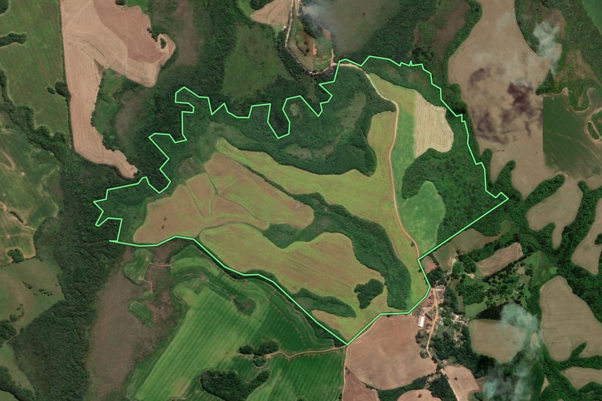 Imagem de satélite do imóvel rural em Castro (PR), com o contorno declarado no CAR desenhado por cima.
