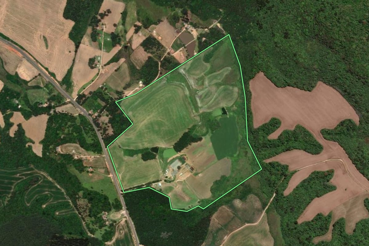 Imagem de satélite do imóvel rural em Castro (PR), com o contorno declarado no CAR desenhado por cima.