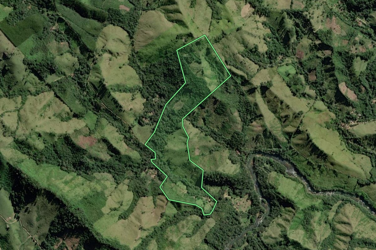 Imagem de satélite do imóvel rural em Castro (PR), com o contorno declarado no CAR desenhado por cima.
