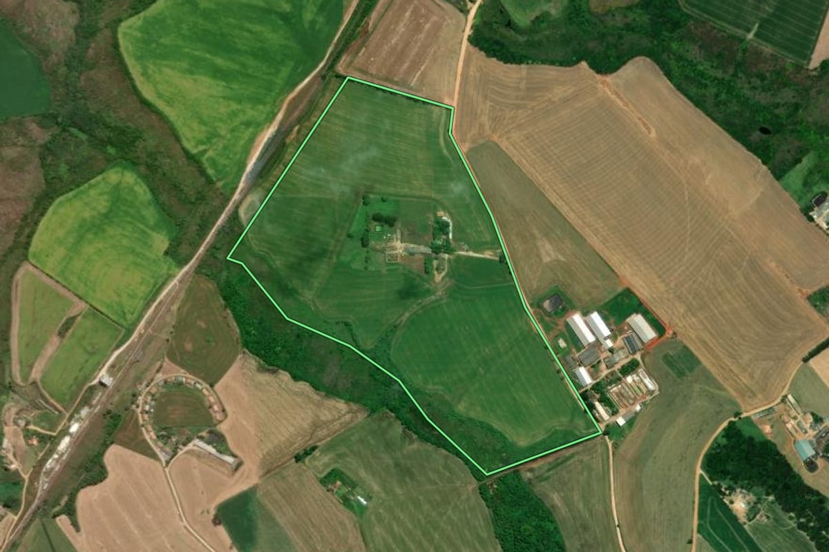 Imagem de satélite do imóvel rural em Castro (PR), com o contorno declarado no CAR desenhado por cima.