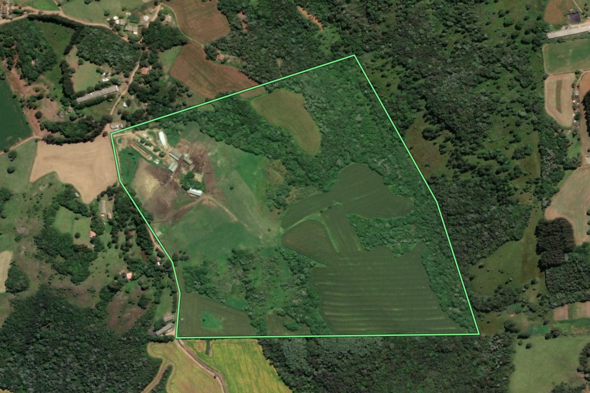 Imagem de satélite do imóvel rural em Castro (PR), com o contorno declarado no CAR desenhado por cima.