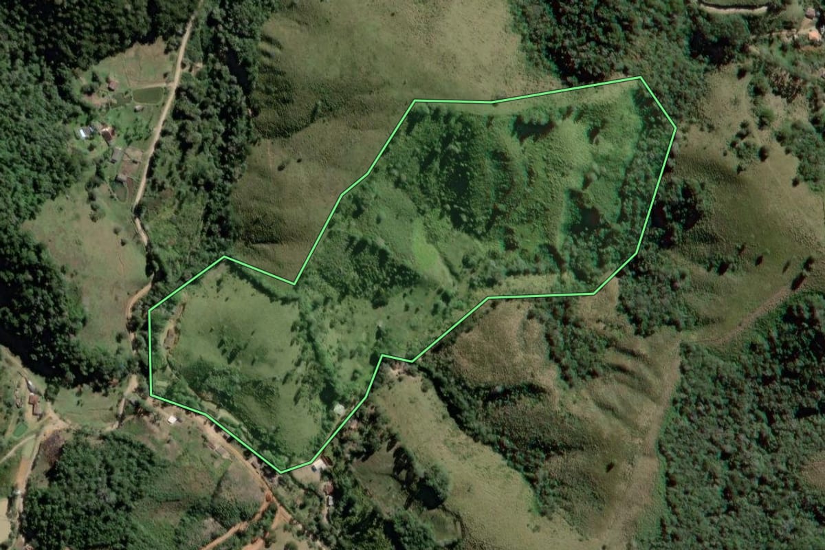 Imagem de satélite do imóvel rural em Castro (PR), com o contorno declarado no CAR desenhado por cima.