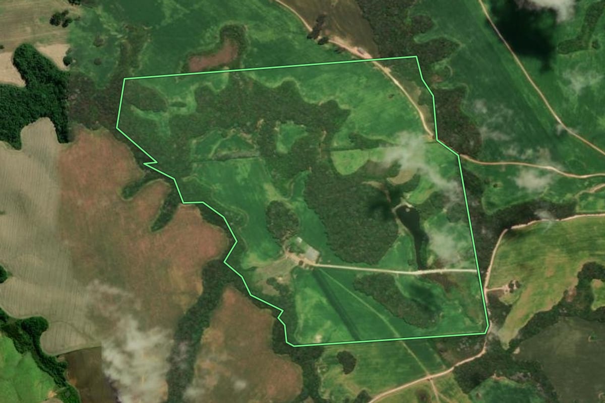 Imagem de satélite do imóvel rural em Castro (PR), com o contorno declarado no CAR desenhado por cima.