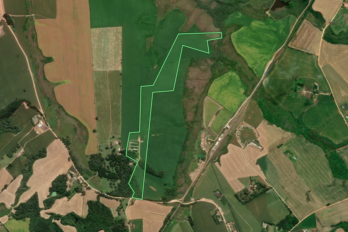 Imagem de satélite do imóvel rural em Castro (PR), com o contorno declarado no CAR desenhado por cima.