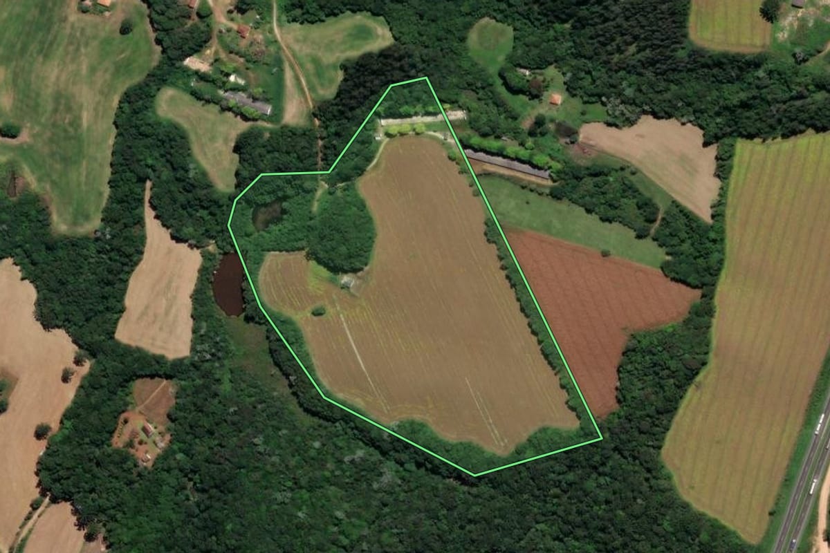Imagem de satélite do imóvel rural em Castro (PR), com o contorno declarado no CAR desenhado por cima.
