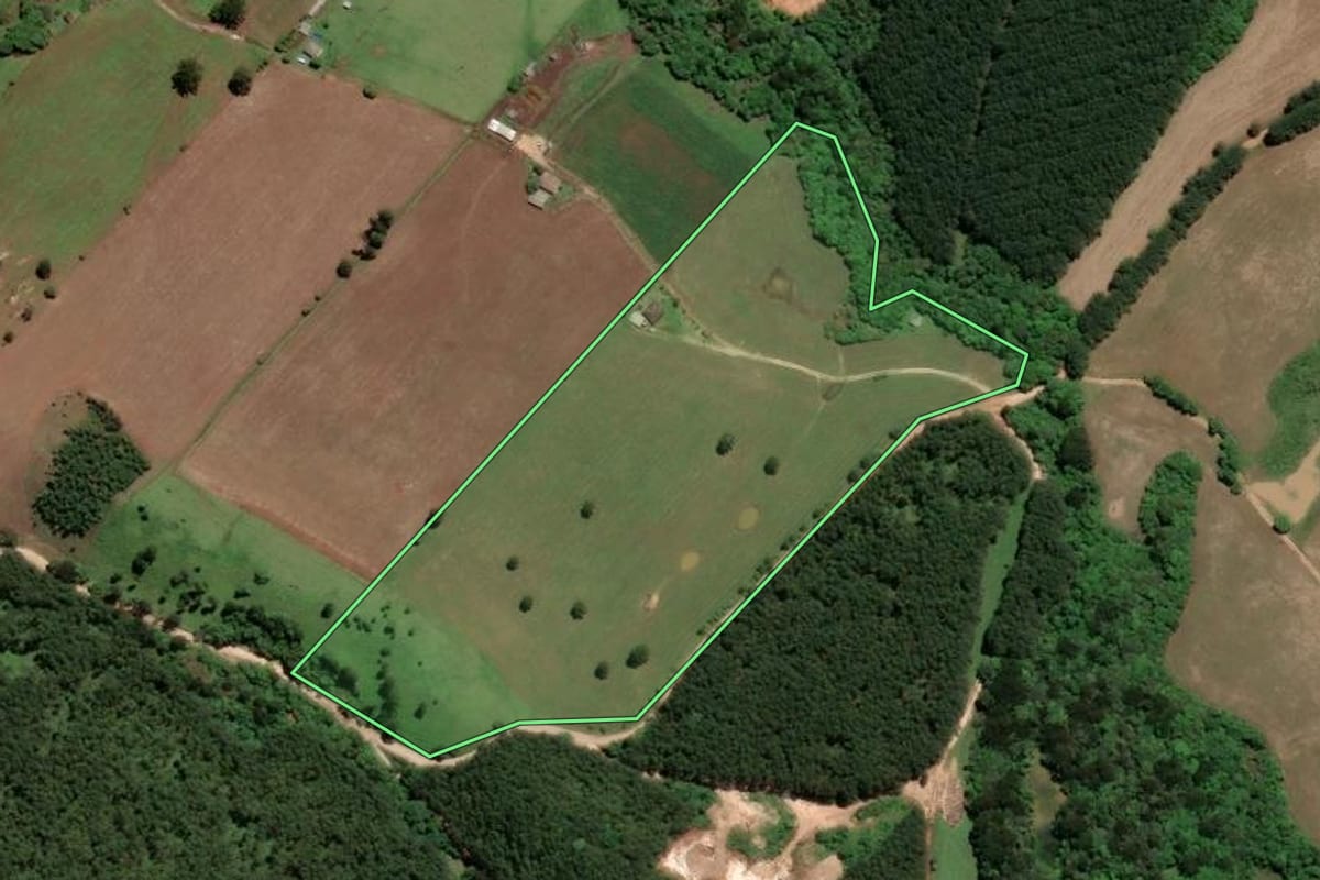 Imagem de satélite do imóvel rural em Castro (PR), com o contorno declarado no CAR desenhado por cima.