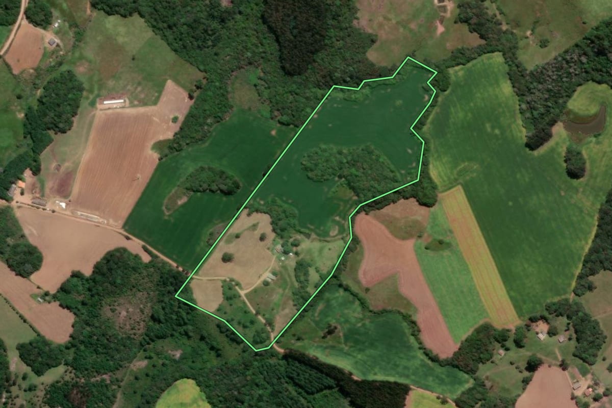 Imagem de satélite do imóvel rural em Castro (PR), com o contorno declarado no CAR desenhado por cima.