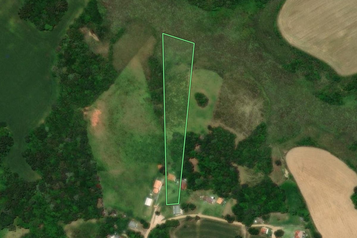 Imagem de satélite do imóvel rural em Castro (PR), com o contorno declarado no CAR desenhado por cima.