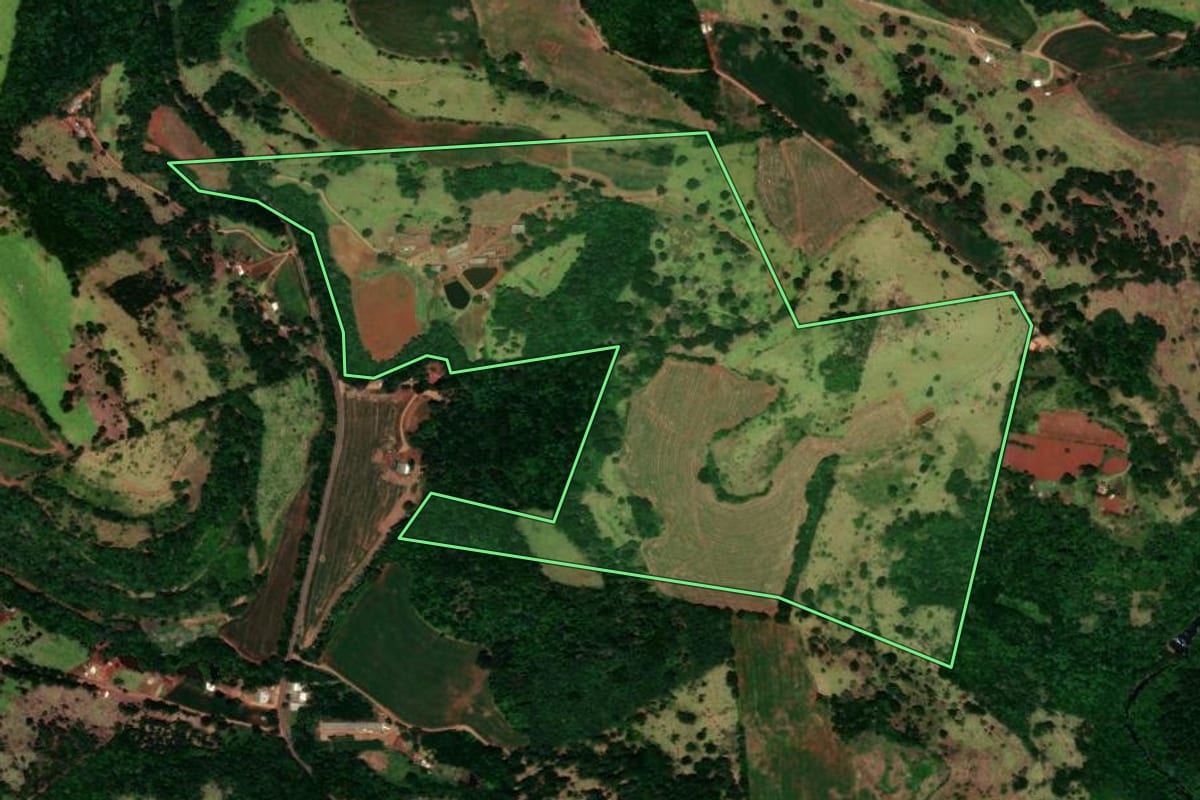 Imagem de satélite do imóvel rural em Catanduvas (PR), com o contorno declarado no CAR desenhado por cima.
