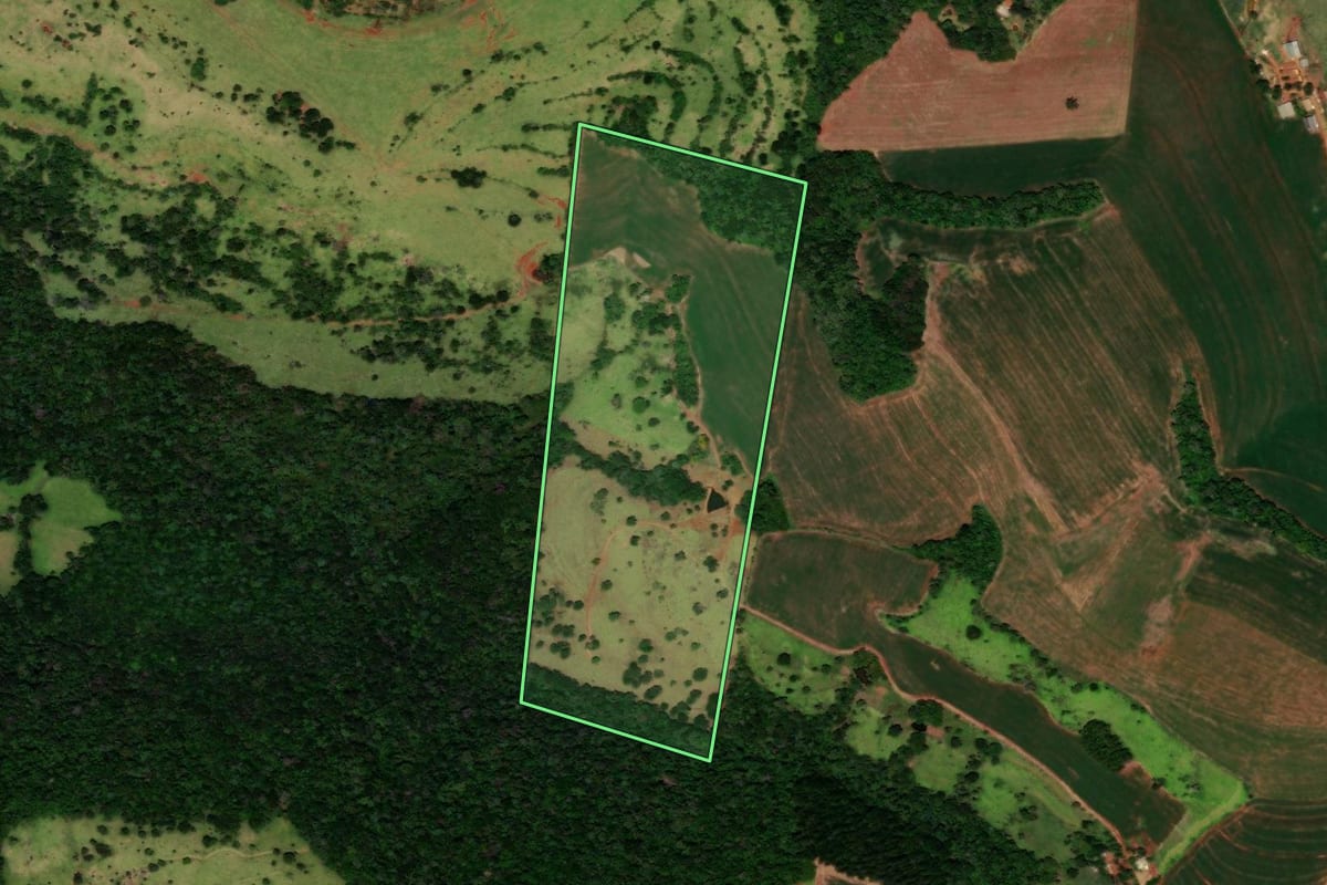 Imagem de satélite do imóvel rural em Catanduvas (PR), com o contorno declarado no CAR desenhado por cima.