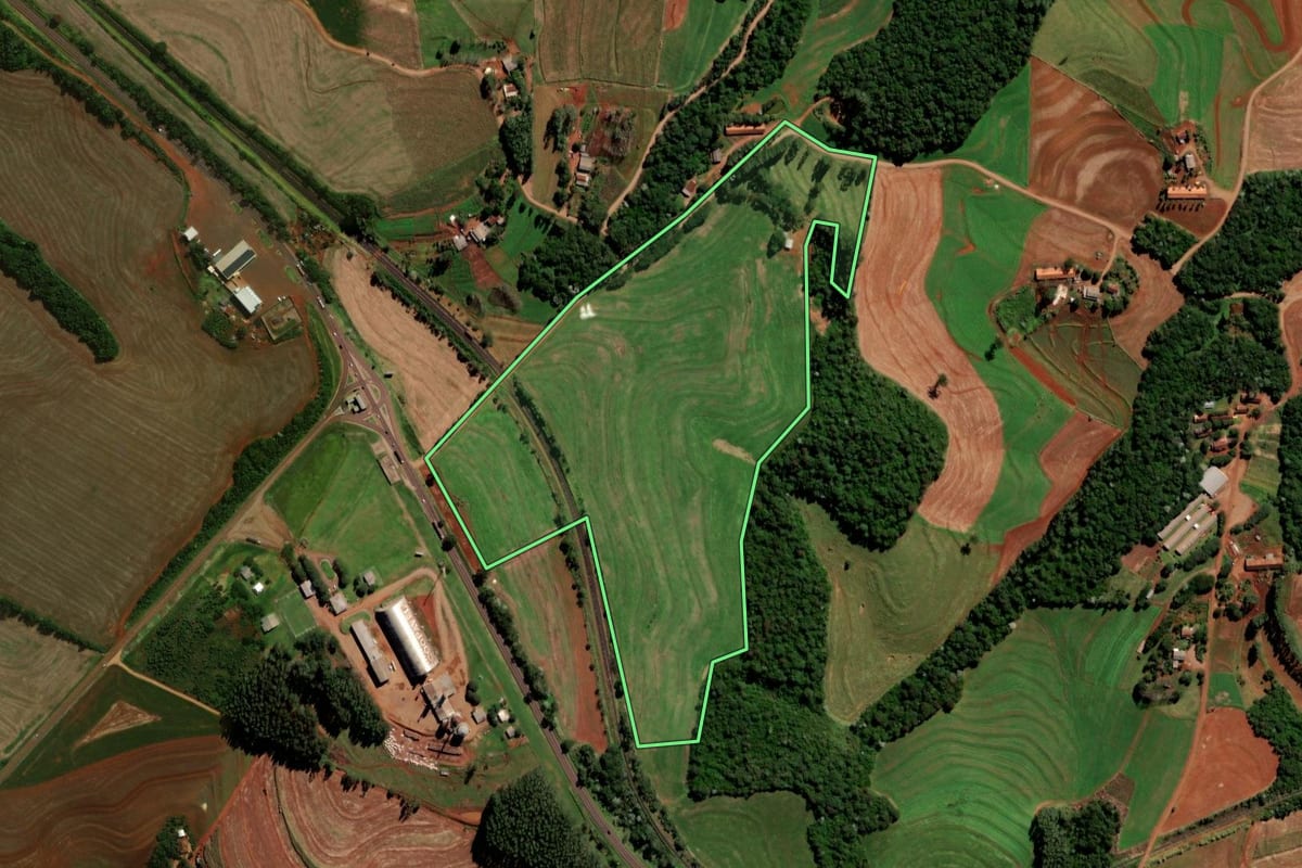 Imagem de satélite do imóvel rural em Catanduvas (PR), com o contorno declarado no CAR desenhado por cima.