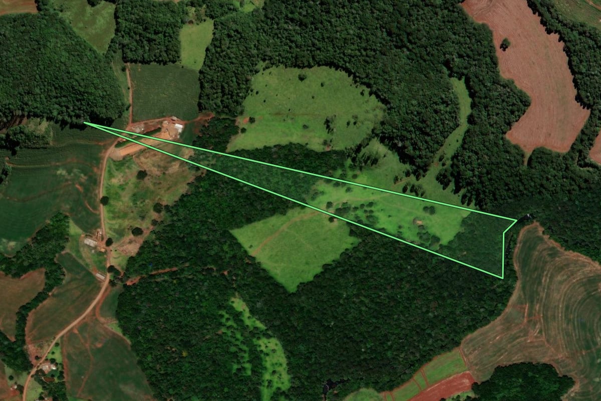 Imagem de satélite do imóvel rural em Catanduvas (PR), com o contorno declarado no CAR desenhado por cima.