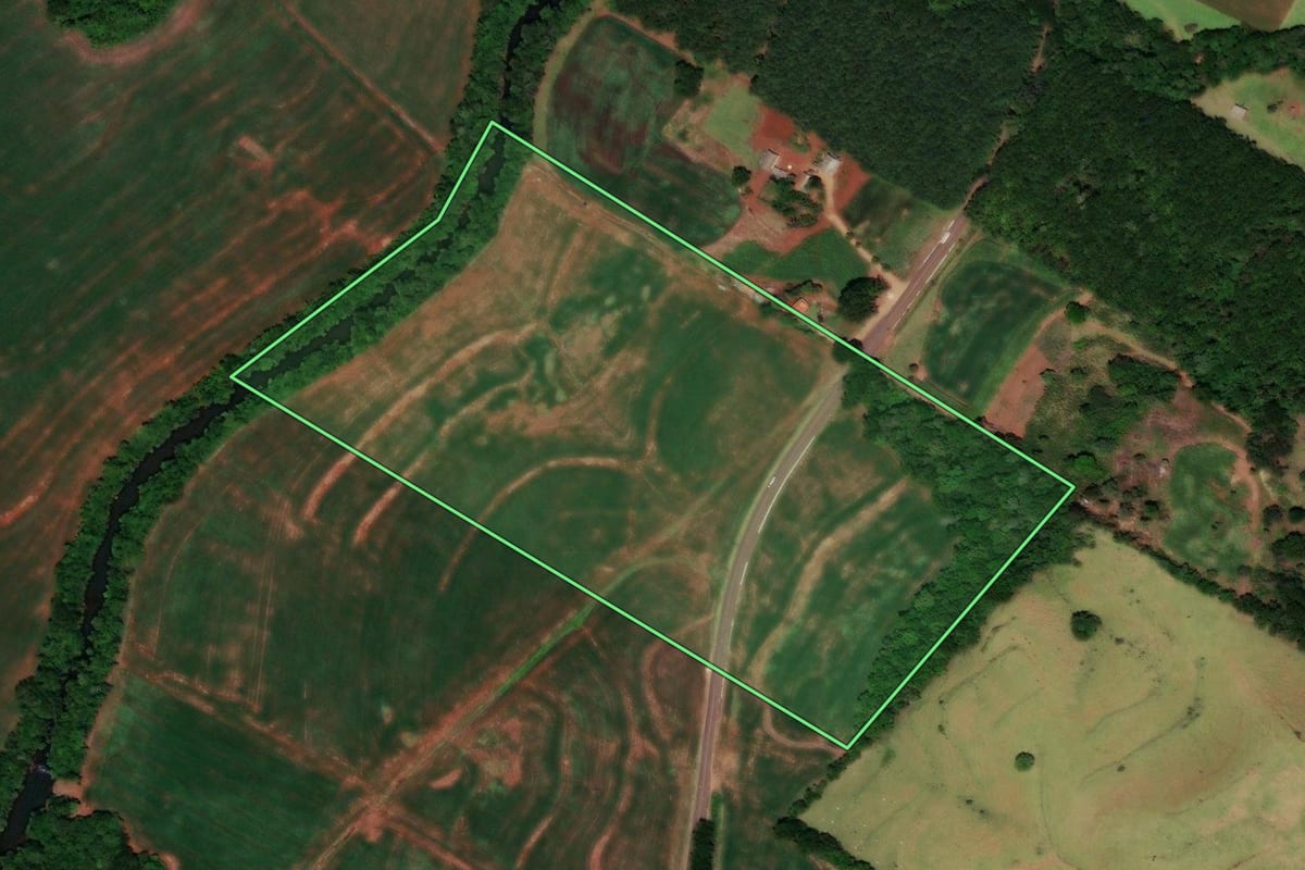 Imagem de satélite do imóvel rural em Catanduvas (PR), com o contorno declarado no CAR desenhado por cima.