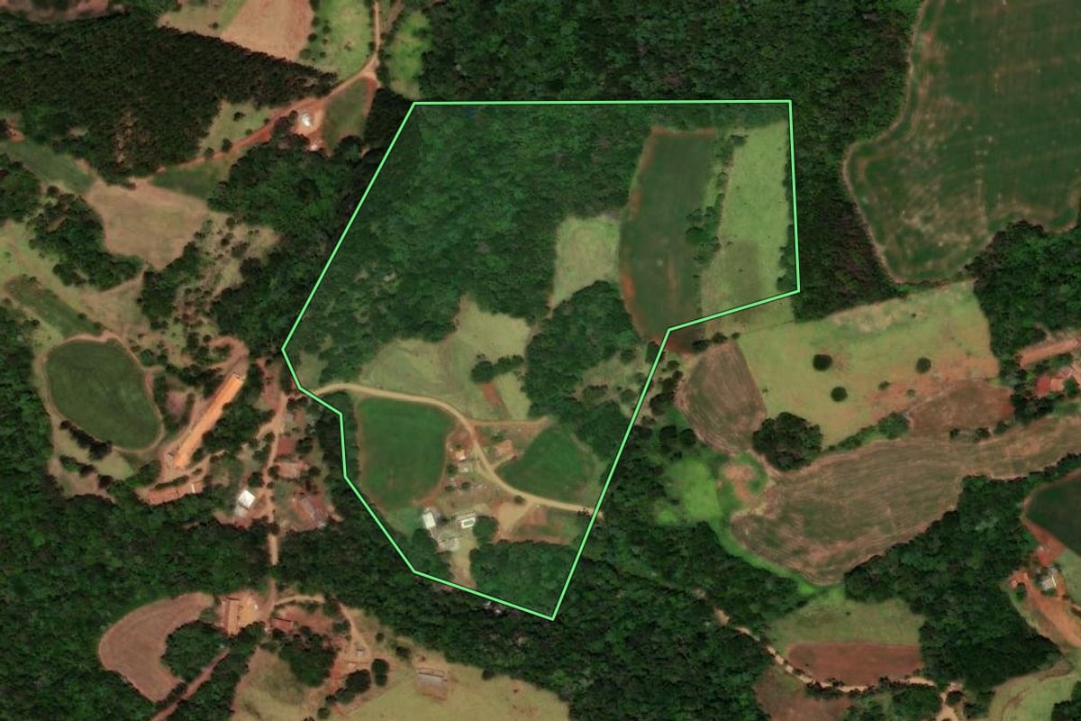 Imagem de satélite do imóvel rural em Catanduvas (PR), com o contorno declarado no CAR desenhado por cima.