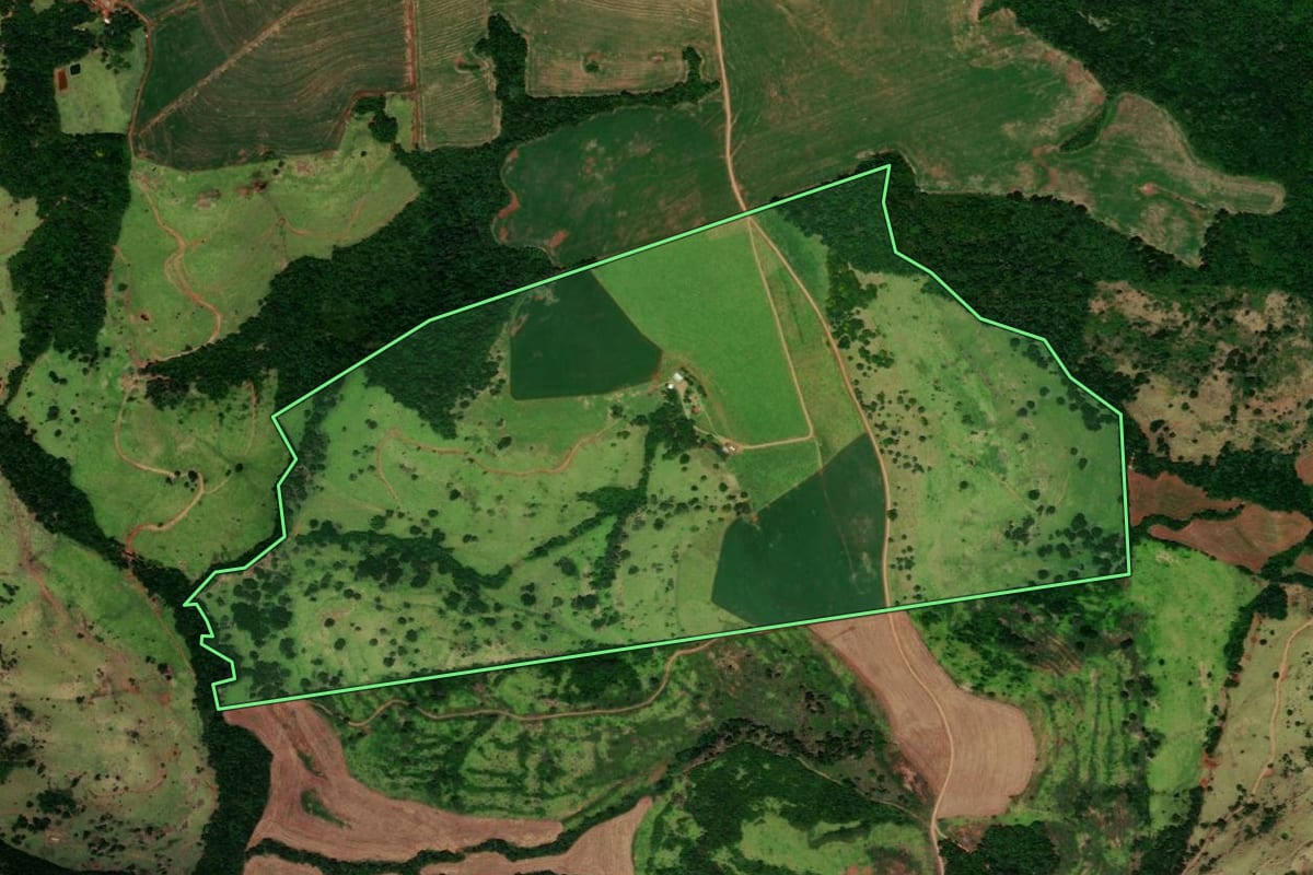 Imagem de satélite do imóvel rural em Catanduvas (PR), com o contorno declarado no CAR desenhado por cima.