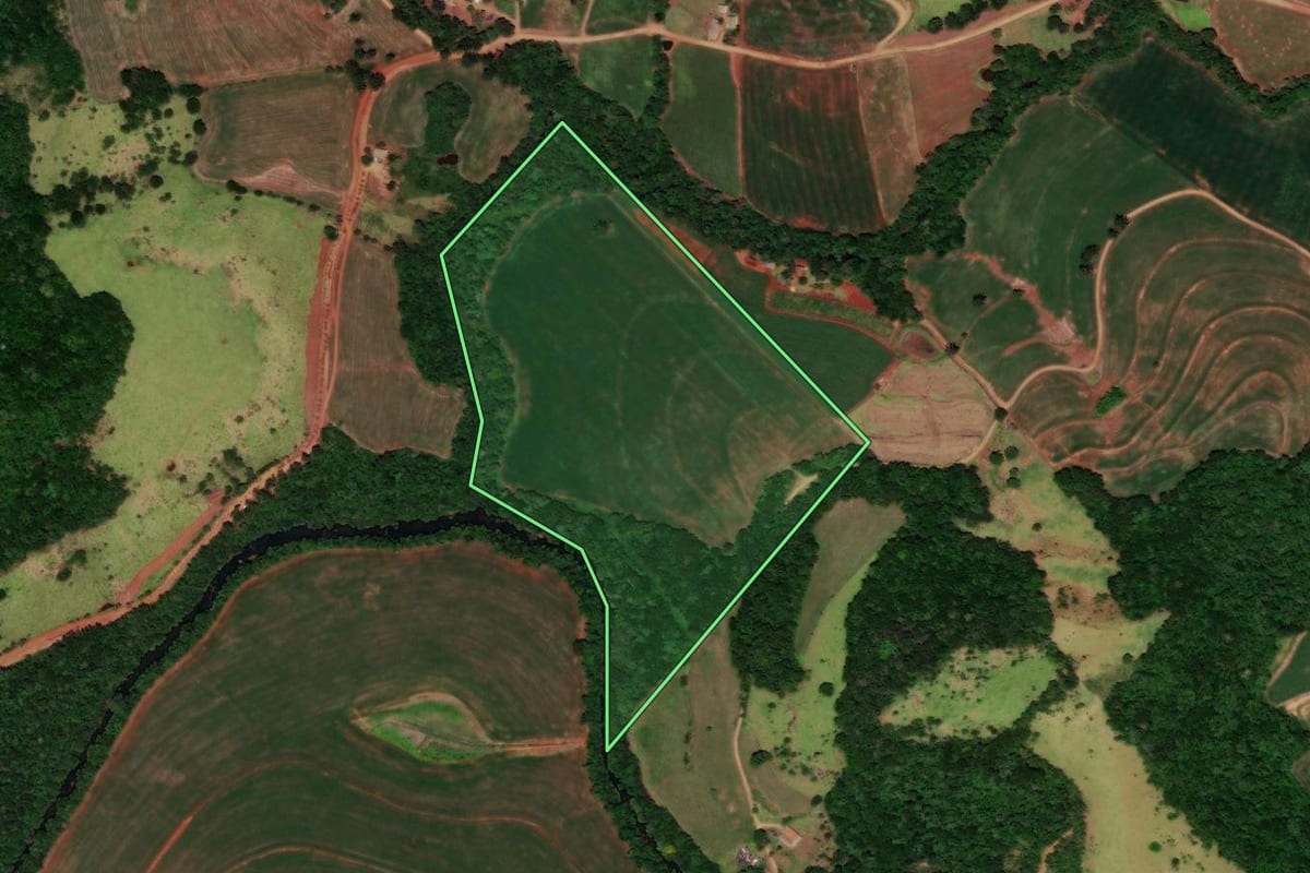 Imagem de satélite do imóvel rural em Catanduvas (PR), com o contorno declarado no CAR desenhado por cima.