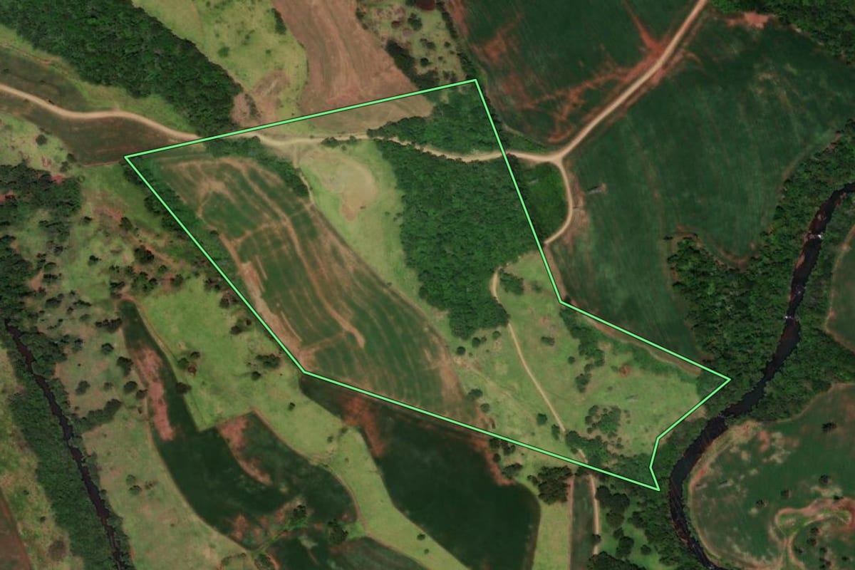 Imagem de satélite do imóvel rural em Catanduvas (PR), com o contorno declarado no CAR desenhado por cima.