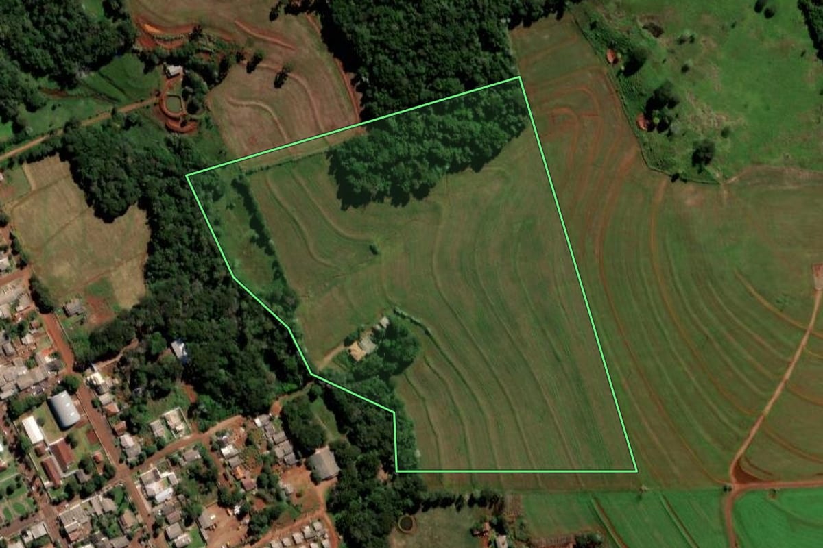 Imagem de satélite do imóvel rural em Catanduvas (PR), com o contorno declarado no CAR desenhado por cima.
