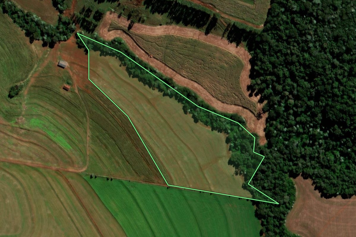 Imagem de satélite do imóvel rural em Catanduvas (PR), com o contorno declarado no CAR desenhado por cima.
