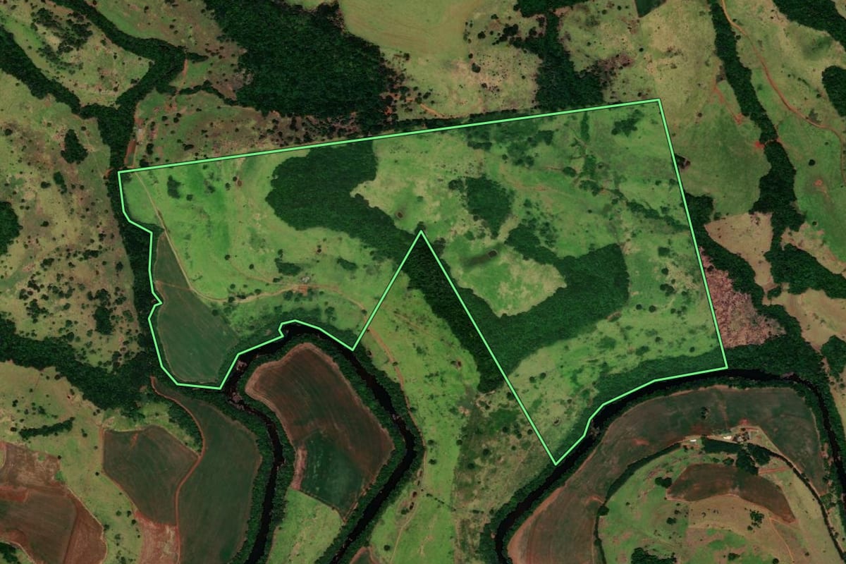 Imagem de satélite do imóvel rural em Catanduvas (PR), com o contorno declarado no CAR desenhado por cima.