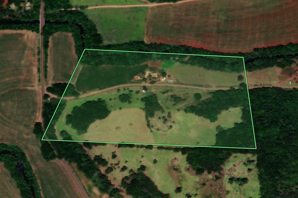 Imagem de satélite do imóvel rural em Catanduvas (PR), com o contorno declarado no CAR desenhado por cima.