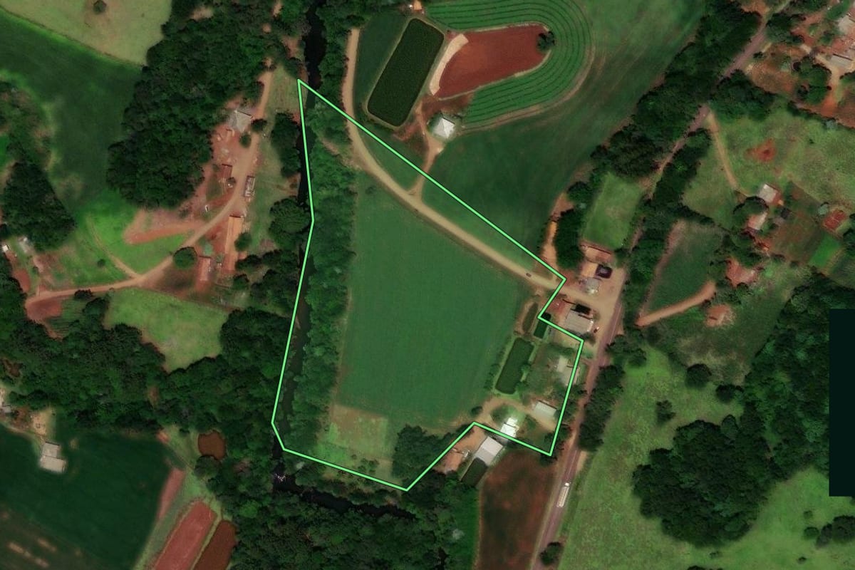 Imagem de satélite do imóvel rural em Catanduvas (PR), com o contorno declarado no CAR desenhado por cima.