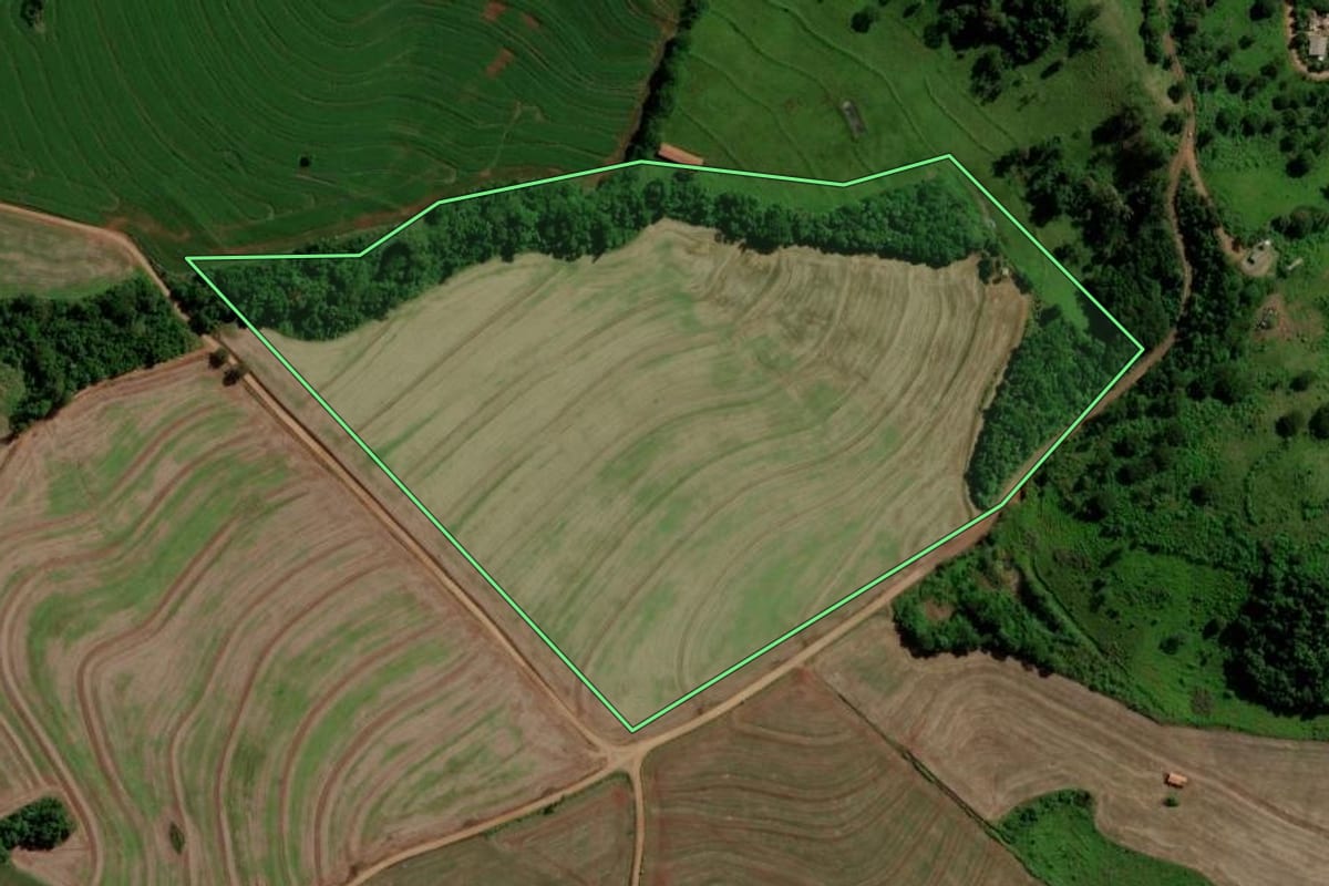 Imagem de satélite do imóvel rural em Catanduvas (PR), com o contorno declarado no CAR desenhado por cima.
