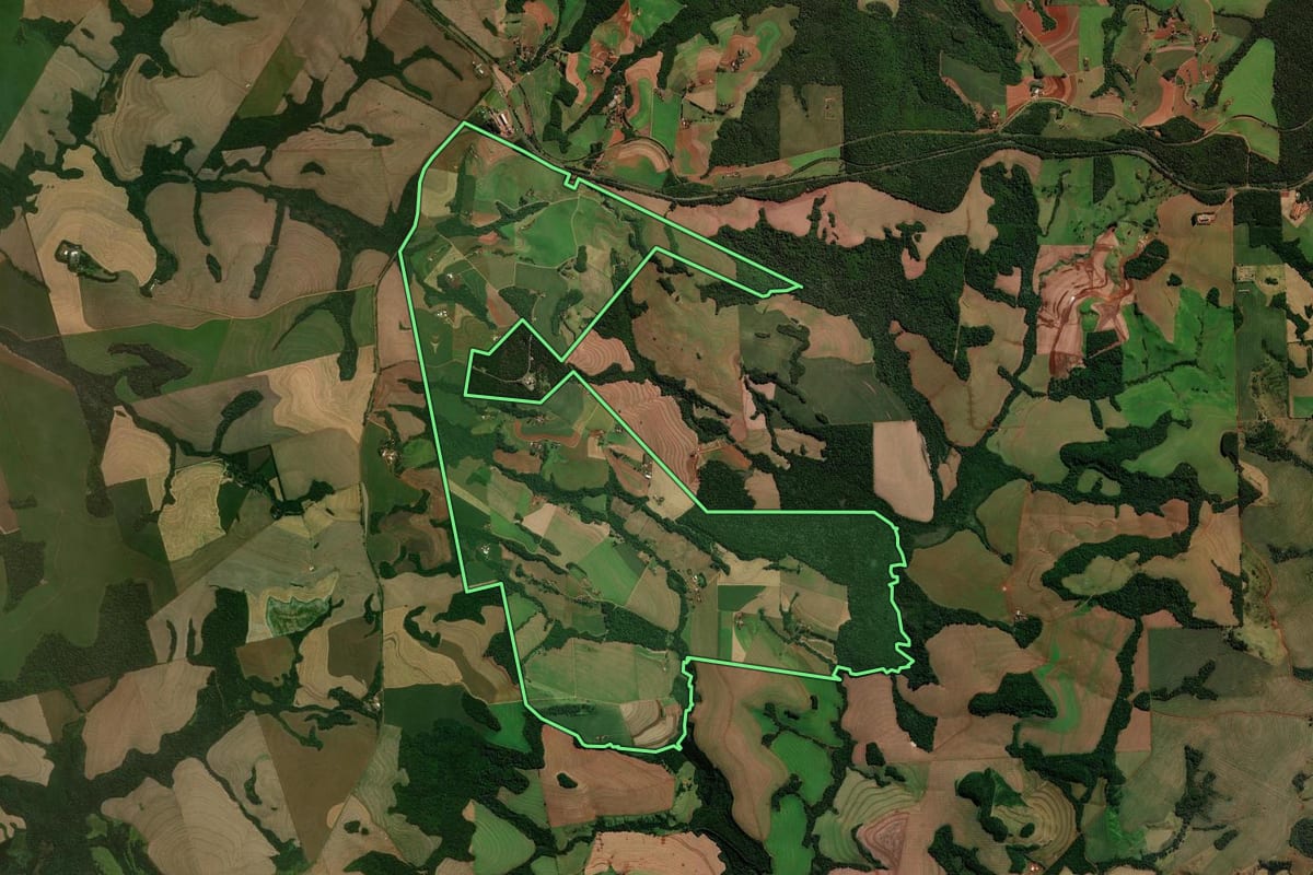 Imagem de satélite do imóvel rural em Catanduvas (PR), com o contorno declarado no CAR desenhado por cima.