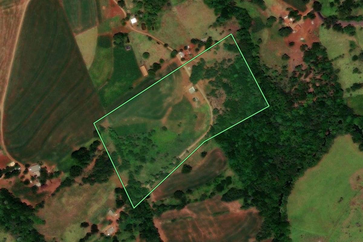 Imagem de satélite do imóvel rural em Catanduvas (PR), com o contorno declarado no CAR desenhado por cima.