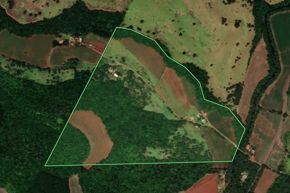 Imagem de satélite do imóvel rural em Catanduvas (PR), com o contorno declarado no CAR desenhado por cima.