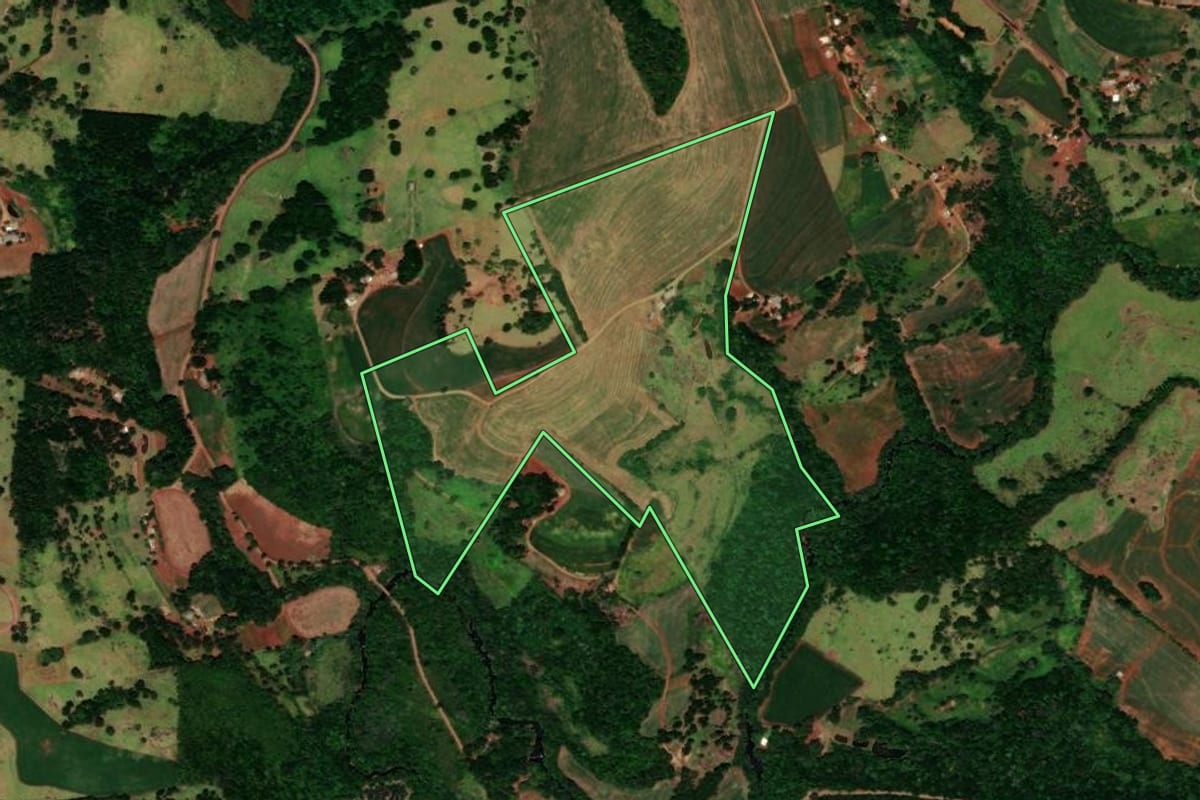Imagem de satélite do imóvel rural em Catanduvas (PR), com o contorno declarado no CAR desenhado por cima.
