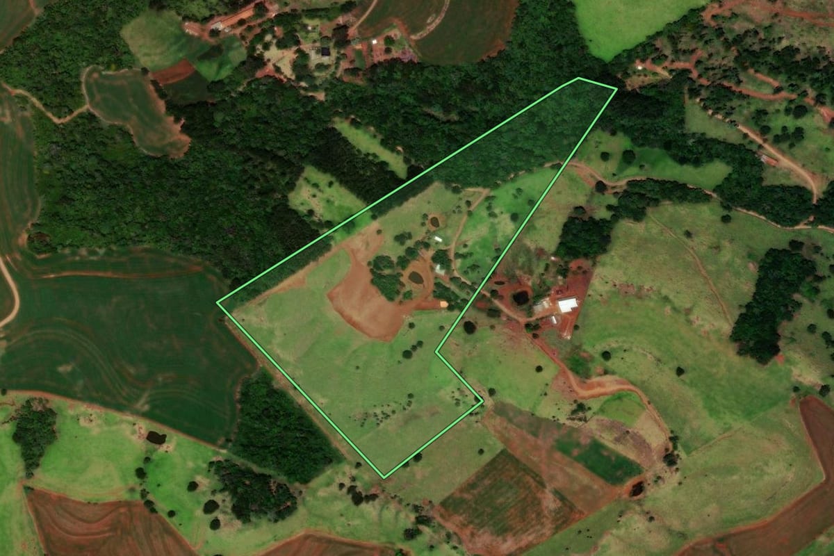 Imagem de satélite do imóvel rural em Catanduvas (PR), com o contorno declarado no CAR desenhado por cima.