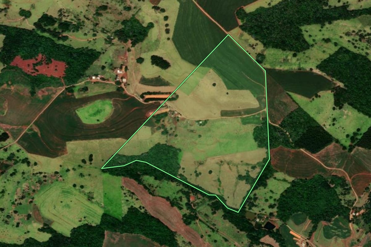 Imagem de satélite do imóvel rural em Catanduvas (PR), com o contorno declarado no CAR desenhado por cima.