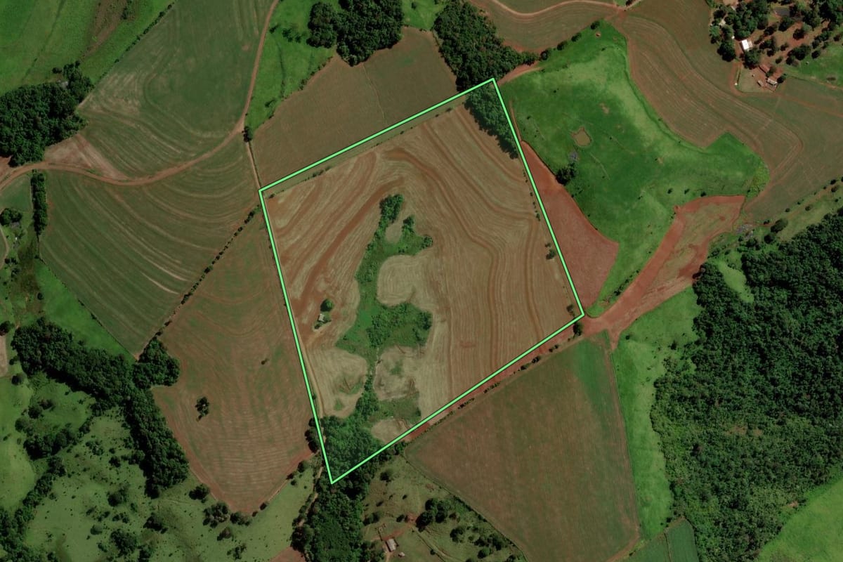 Imagem de satélite do imóvel rural em Catanduvas (PR), com o contorno declarado no CAR desenhado por cima.