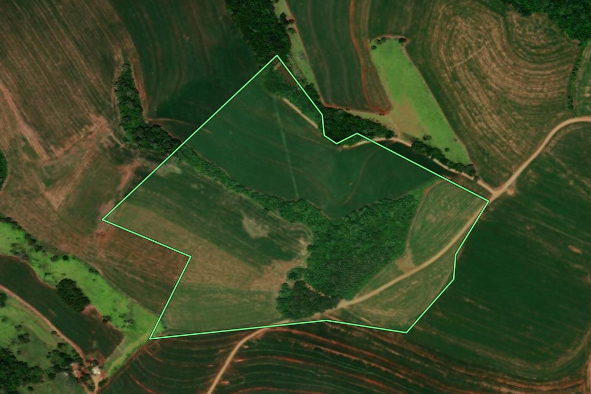 Imagem de satélite do imóvel rural em Catanduvas (PR), com o contorno declarado no CAR desenhado por cima.