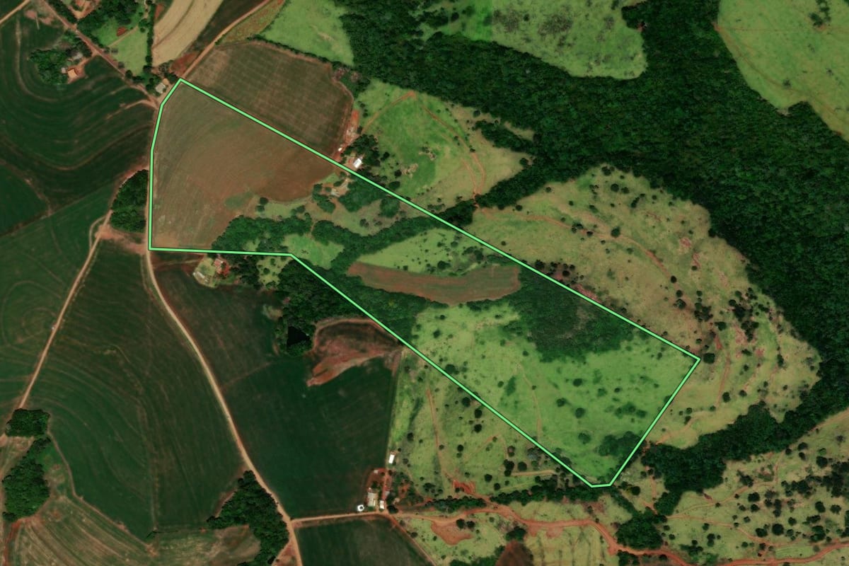 Imagem de satélite do imóvel rural em Catanduvas (PR), com o contorno declarado no CAR desenhado por cima.