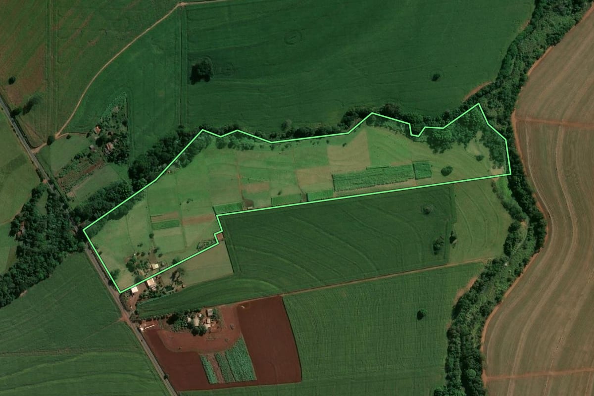 Imagem de satélite do imóvel rural em Centenário do Sul (PR), com o contorno declarado no CAR desenhado por cima.