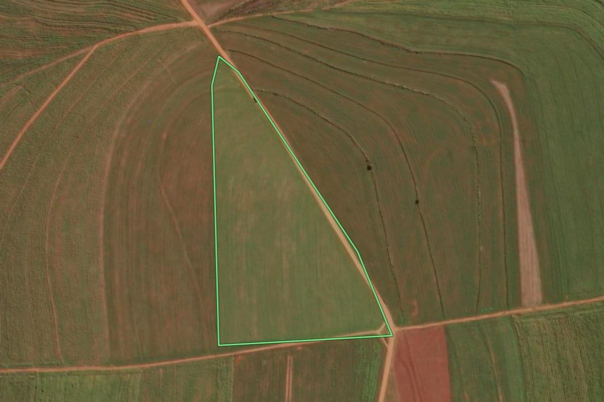 Imagem de satélite do imóvel rural em Centenário do Sul (PR), com o contorno declarado no CAR desenhado por cima.