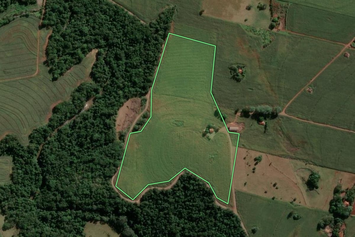 Imagem de satélite do imóvel rural em Centenário do Sul (PR), com o contorno declarado no CAR desenhado por cima.