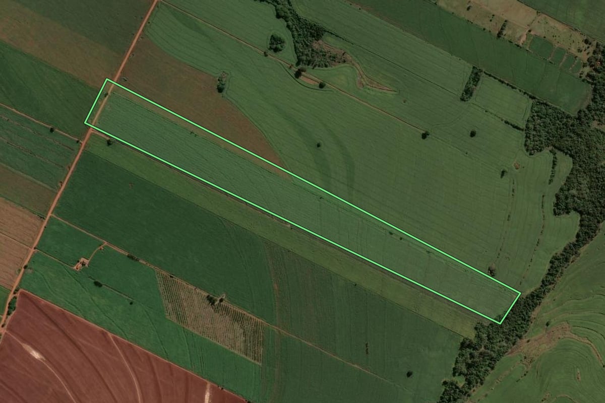 Imagem de satélite do imóvel rural em Centenário do Sul (PR), com o contorno declarado no CAR desenhado por cima.