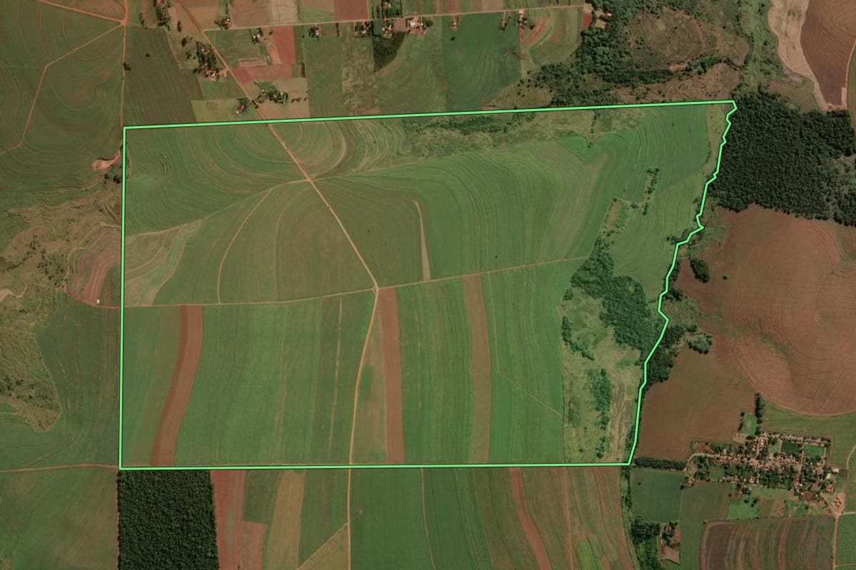 Imagem de satélite do imóvel rural em Centenário do Sul (PR), com o contorno declarado no CAR desenhado por cima.