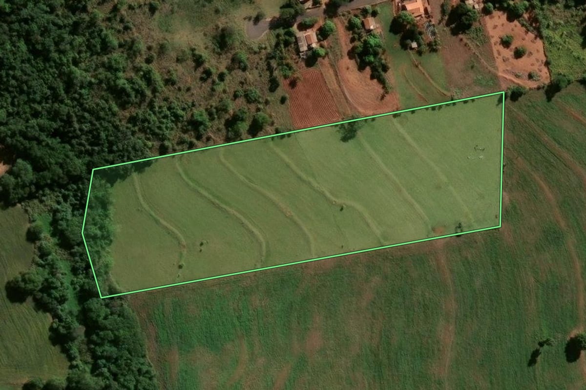 Imagem de satélite do imóvel rural em Centenário do Sul (PR), com o contorno declarado no CAR desenhado por cima.