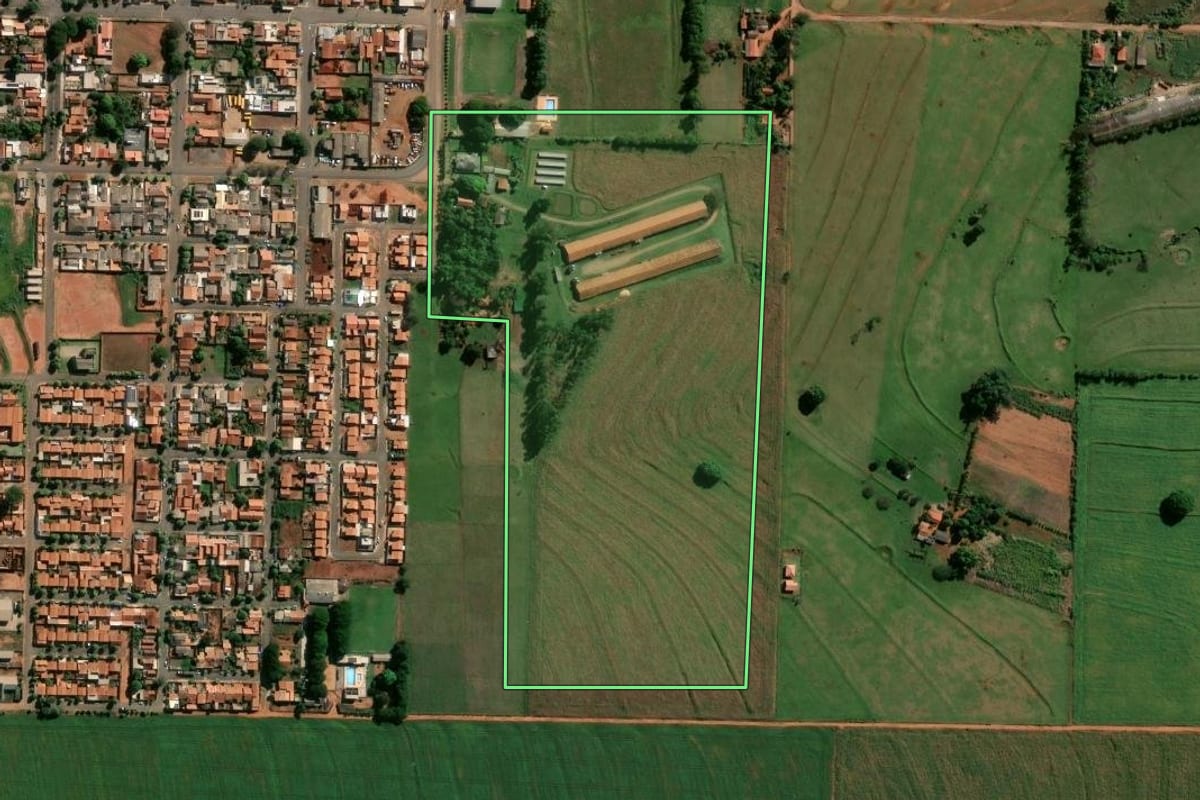 Imagem de satélite do imóvel rural em Centenário do Sul (PR), com o contorno declarado no CAR desenhado por cima.